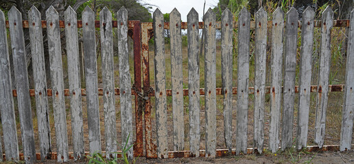 Obraz premium Old wooden fence with a lock in front