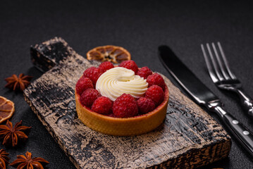 Sweet tartlet with raspberries and cream