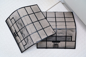 ほこりのついたエアコンフィルター