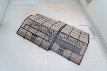 ほこりのついたエアコンフィルター