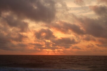 Obraz premium Sunrise over the ocean 