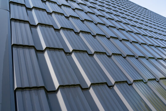 Discover modern metal roof tiles with a stylish wave pattern, ideal for contemporary architecture and design