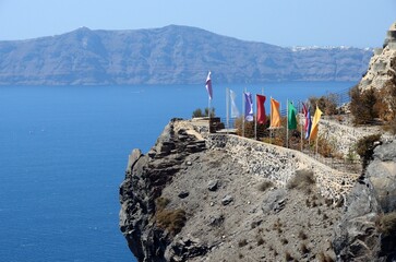 Banderolas junto al Mediterráneo en Fira, isla de Santorini, Grecia
