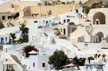 Fototapeta premium Casas sobre el acantilado en Fira, isla de Santorini, Grecia