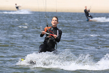 Erfahrener Kitesurfer in Action im Meer