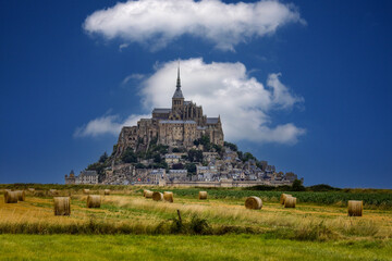 Le-Mont-Saint-Michel (Frankreich) - Traumhaft schön! - Mit Strohballen im Vordergrund