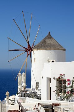 Antiguo molino de viento en Oia, isla de Santorini, Grecia