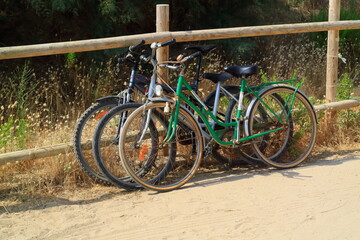 Fahrrad abgestellt an Fahrradparkplatz