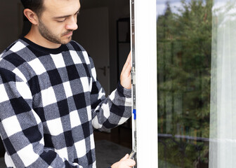 a man standing near the glass door and looking on the locker in the frame.
switching windows and...