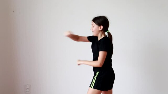 garota dando socos em luta 