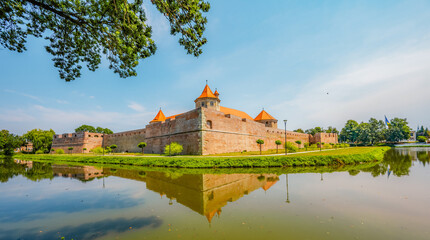Fototapeta premium Fagaras Citadel Fortress and the Cathedral near Fagaras mountains in Fagaras city in Romania