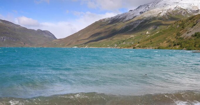 Formation de vagues sur le Lac du Mont-Cenis en Savoie