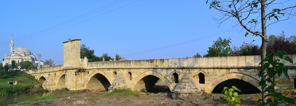 Located in Babaeski, Kirklareli, Turkey, the 4th Murat Bridge was built in 1633.
