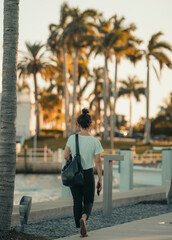 Obraz premium woman walking on the marina coconut grove miami 