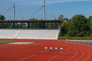 Obraz premium Track and field stadium under clear blue sky on a sunny day