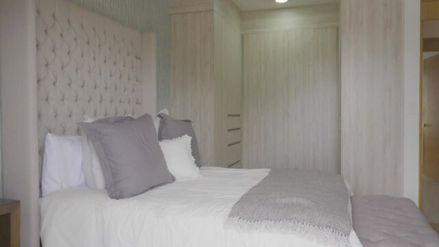 Interior de casa residencial, habitaci&oacute;n matrimonial  