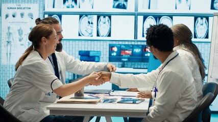 Obraz premium Medical experts analyze radiography scans in a meeting with the staff, working to develop new treatment options. Doing teamwork for analytics and diagnostics control, healthcare solutions. Camera A.