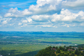 Fototapeta premium カオヤイのキャンプ場からの綺麗な景色 ナコーンラーチャシーマ・タイ Beautiful Khao Yai View at Nakhon Ratchasima