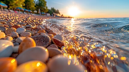 Obraz premium Golden Sunset Waves Crashing on Pebble Beach