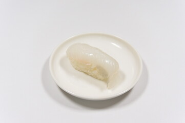 このイカのお寿司（squid sushi）は、新鮮なイカで作られています。