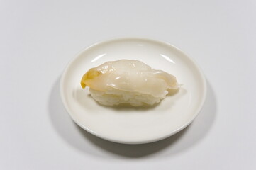 皿の上に乗っているのは「つぶ貝のお寿司（whelk sushi）」です。
