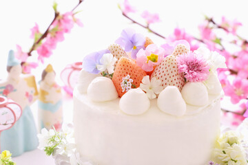 かわいいおひな祭り　淡雪いちごとパールホワイトいちごとお花のケーキ