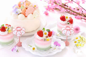 かわいいおひな祭り　３色プリンと　淡雪いちごとパールホワイトいちごとお花のケーキ