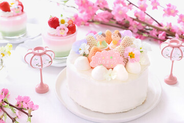 かわいいおひな祭り　３色プリンと　淡雪いちごとパールホワイトいちごとお花のケーキ