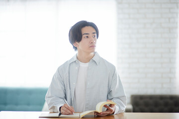 リビングで勉強をする日本人大学生の男性