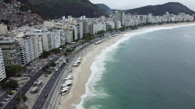 Vis&atilde;o a&eacute;rea de Ipanema e do morro do cantagalo no Rio de Janeiro, RJ, Brasil