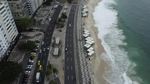 Vis&atilde;o a&eacute;rea da orla da praia, cal&ccedil;ad&atilde;o e tr&acirc;nsito de ve&iacute;culos em copacabana, rio de janeiro, rj, brasil