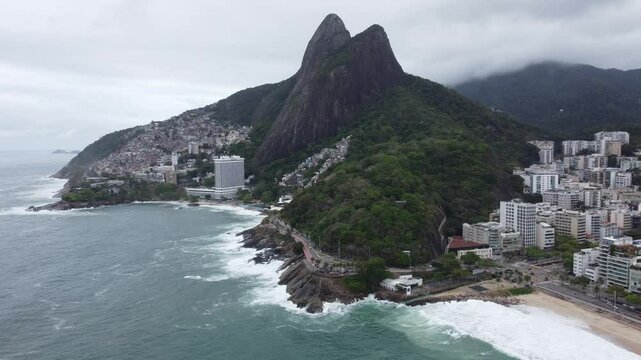 Morro dois irm&atilde;os com o vidigal em um dia nublado vis&atilde;o a&eacute;rea rio de janeiro rj brasil