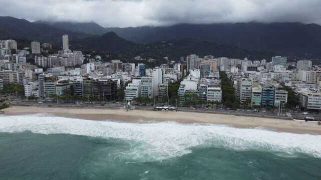 Vista a&eacute;rea do bairro e da praia de Ipanema, Rio de Janeiro, em um dia nublado, mostrando a paisagem costeira e urbana sob um c&eacute;u cinza