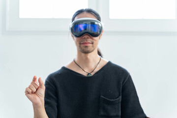VRゴーグルをつける男性