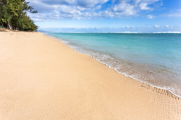 Plage de sable dorée et déserte, île de la Réunion 