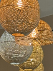 Luminaires en bambou tressé