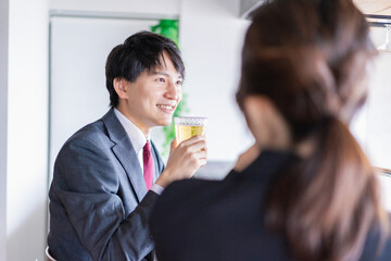 デートでお酒を飲むビジネスマン