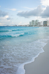 Playa y mar con hoteles a lo lejos Vertical.