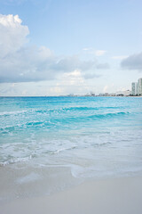 Vista al Mar con edificios en el fondo Vertical 