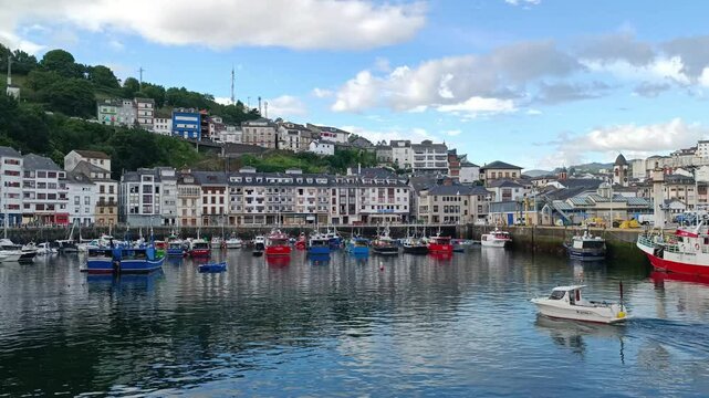 Video est&aacute;tico de la villa costera de Luarca con una peque&ntilde;a embarcaci&oacute;n entrando a puerto. Litoral Cant&aacute;brico, norte de Espa&ntilde;a. Sin sonido