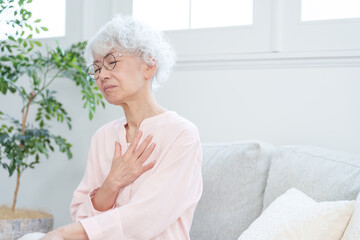 悩むシニア女性