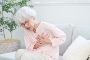 胸痛のシニア女性