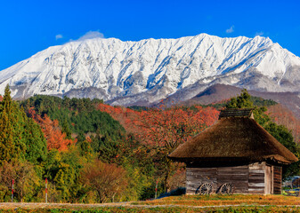 晩秋の大山,里山風景(鳥取県日野郡江府町御机)