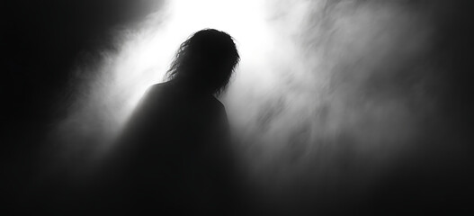 Obraz premium A dark, blurry photograph of an object with light shining on it
