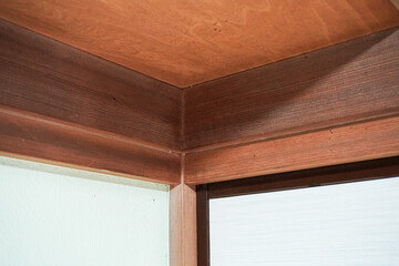 掃除前のアクのついた和室の白木の柱 wooden pillars in a Japanese-style room with old lye before cleaning