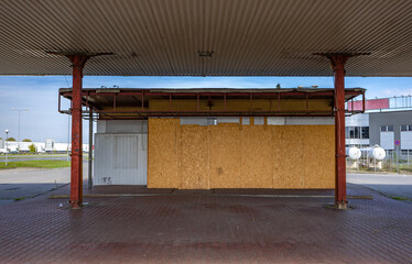 Abandoned, closed petrol station on the A1 expressway in Częstochowa © dominikspalek.pl