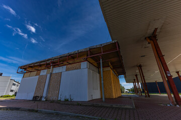 Abandoned, closed petrol station on the A1 expressway in Częstochowa © dominikspalek.pl