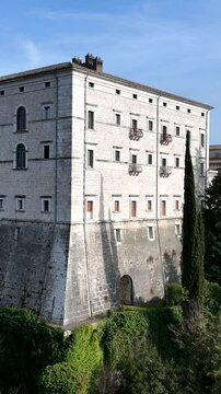 Abbazia di Montecassino, Cassino, Lazio, Italia.
vista panoramica dell'abbazia di Montecassino, meta turistica italiana. Ripresa di drone verticale.