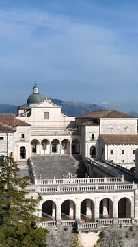 Abbazia di Montecassino, Cassino, Lazio, Italia.
vista panoramica dell'abbazia di Montecassino, meta turistica italiana. Ripresa di drone verticale.