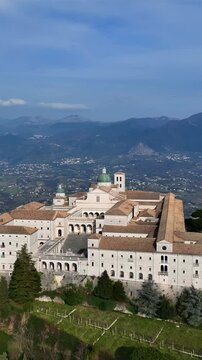 Abbazia di Montecassino, Cassino, Lazio, Italia.
vista panoramica dell'abbazia di Montecassino, meta turistica italiana. Ripresa di drone verticale.